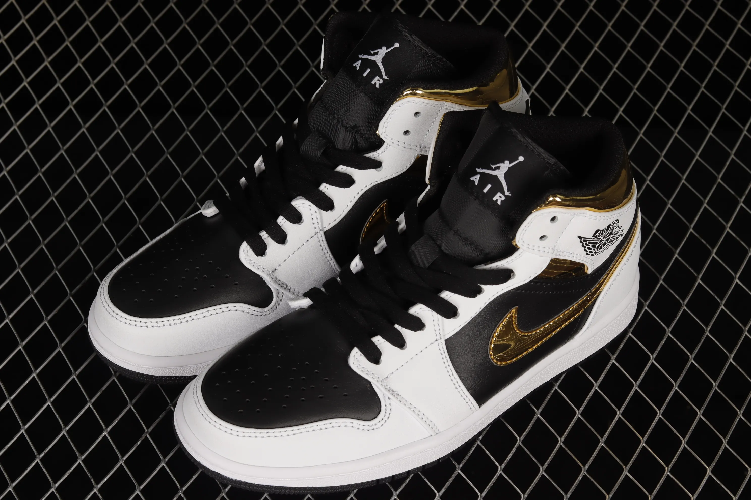 All categories Air Jordan Jordan series basketball shoes Air Jordan 1 Mid Air Jordan 1 Mid AJ1 Joe 1 Platinum Panda mid-top basketball shoes 554724-190